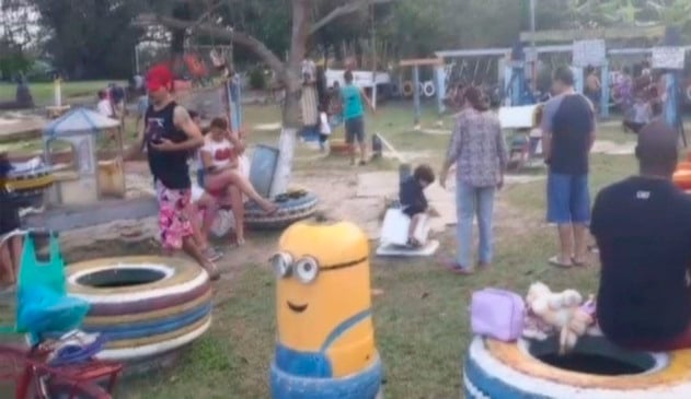 parque gratuito para crianças construído com materiais recicláveis