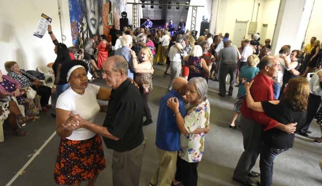 Com pista de dança lotada, baile abre a Semana Municipal do Idoso