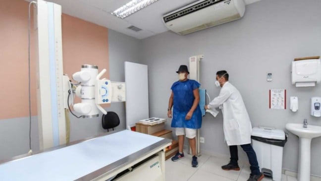 Homem e médico durante exame em clínica