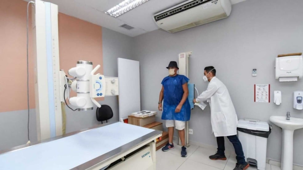 Homem e médico durante exame em clínica