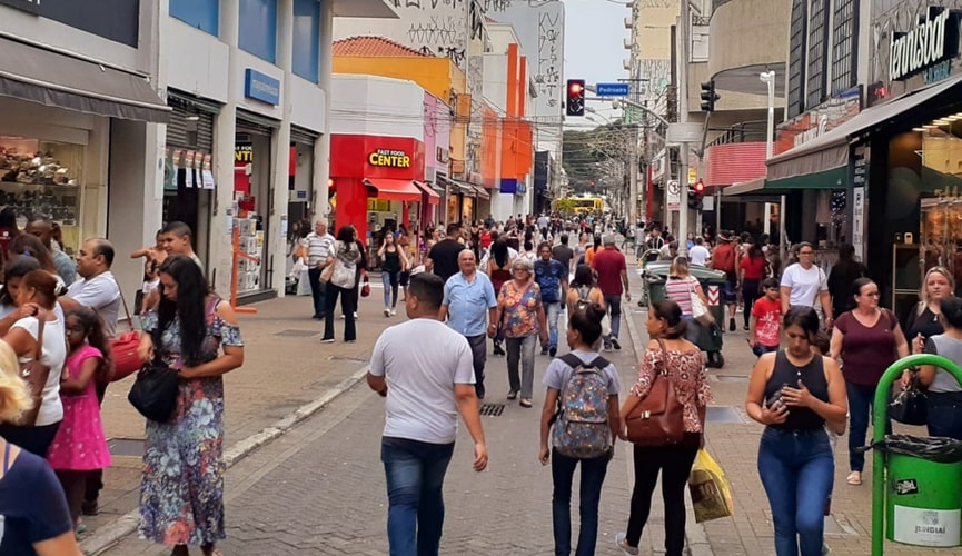 Pessoas caminhando pelo Centro de Jundiaí
