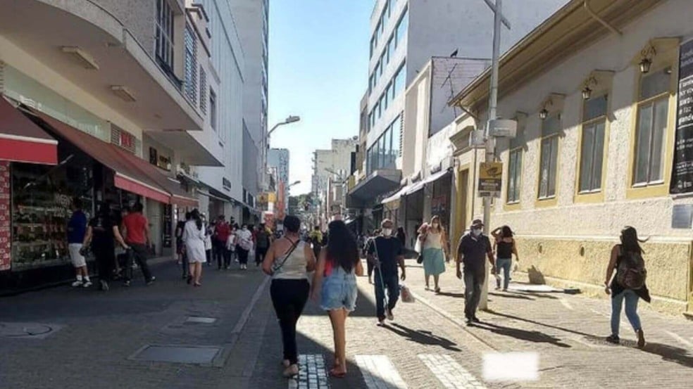 Pessoas andando no Centro de Jundiaí