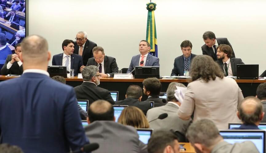 Comissão especial aprova texto-base da reforma da Previdência