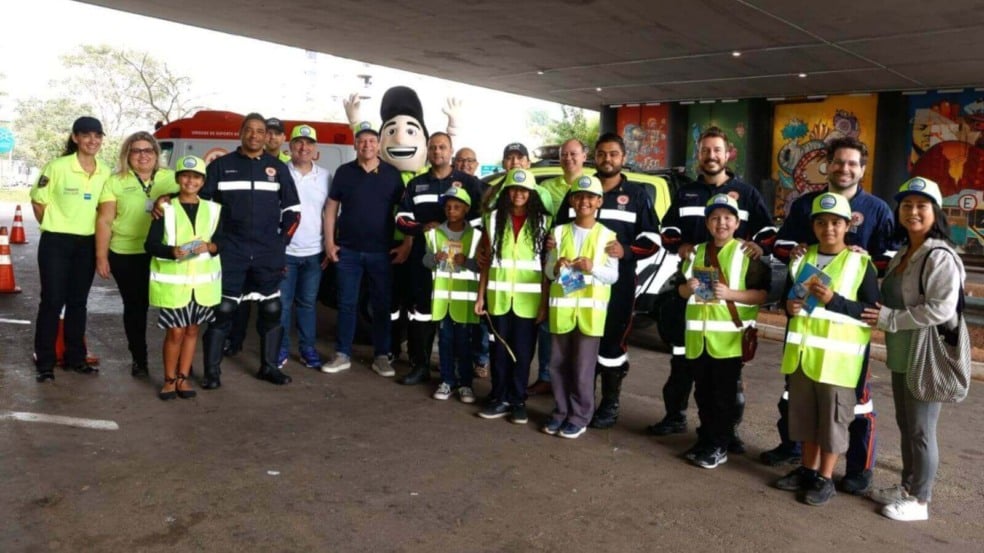 Comitê das Crianças colaboram com blitz educativa pela Avenida Nove de Julho, em Jundiaí