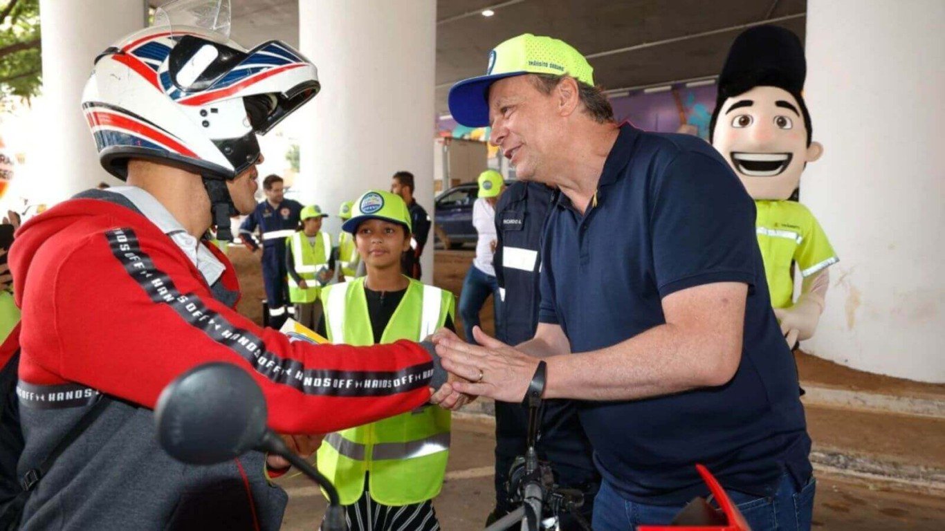 Comitê das Crianças colaboram com blitz educativa pela Avenida Nove de Julho, em Jundiaí