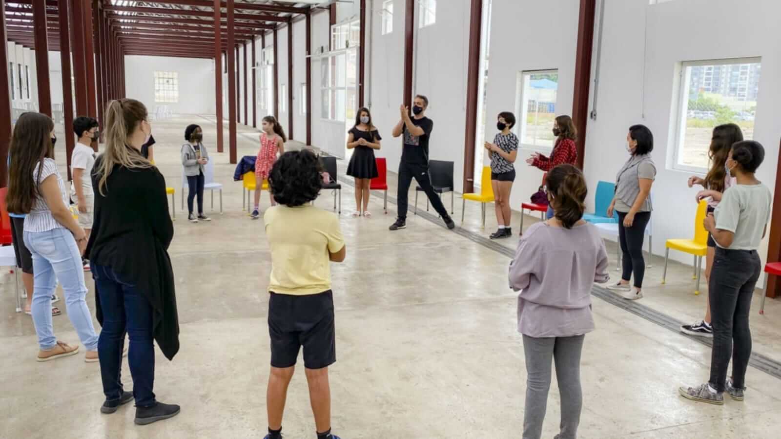 Crianças reunidas em roda