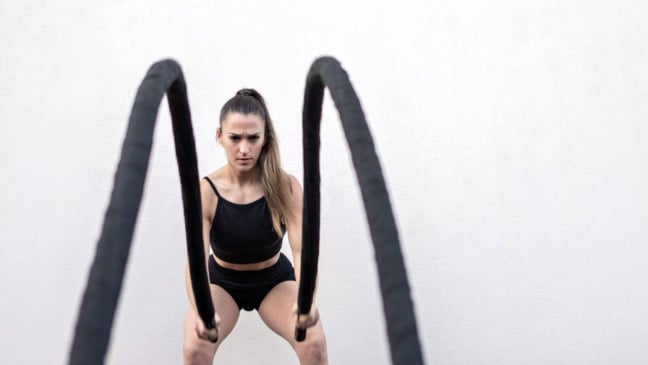 Mulher fazendo exercícios físicos