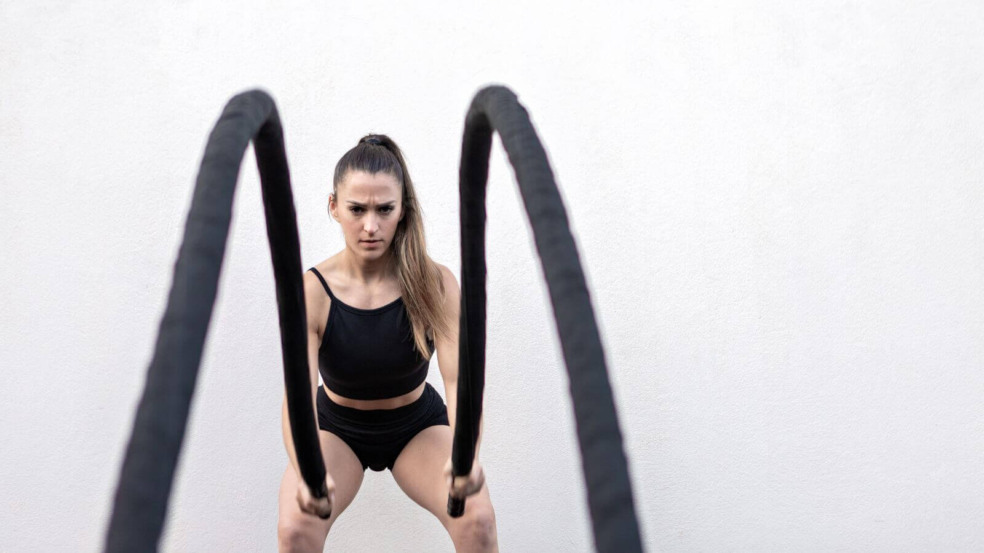 Mulher fazendo exercícios físicos Mulher fazendo exercícios físicos