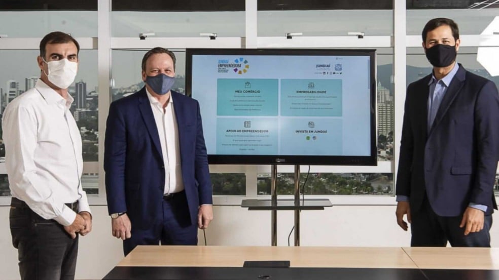 Prefeito Luiz Fernando (esquerda), com gestores Lopes (direita) e Parimoschi (centro)