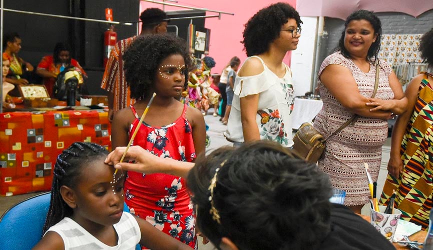 Crianças participando de oficina de pintura ancestral Crianças participando de oficina de pintura ancestral