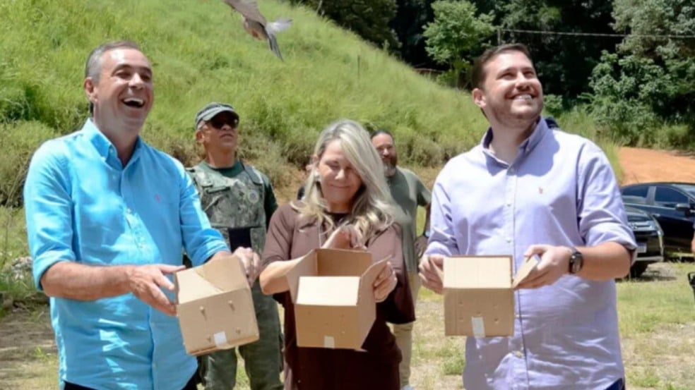 Rodolfo e João soltando algumas aves