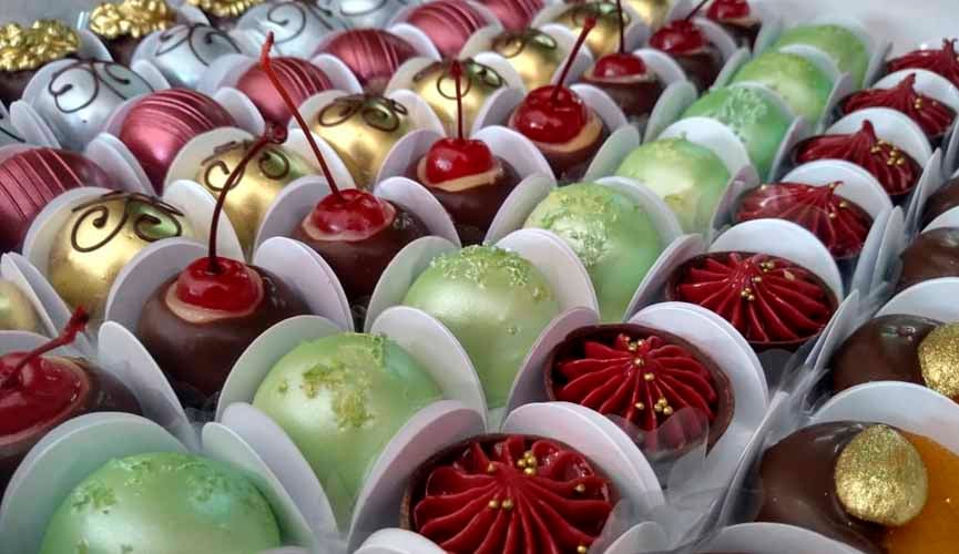 doces finos sortidos, com 8 fileiras, cada um com um sabor