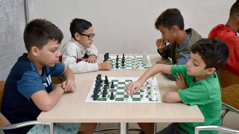 Crianças jogando xadrez