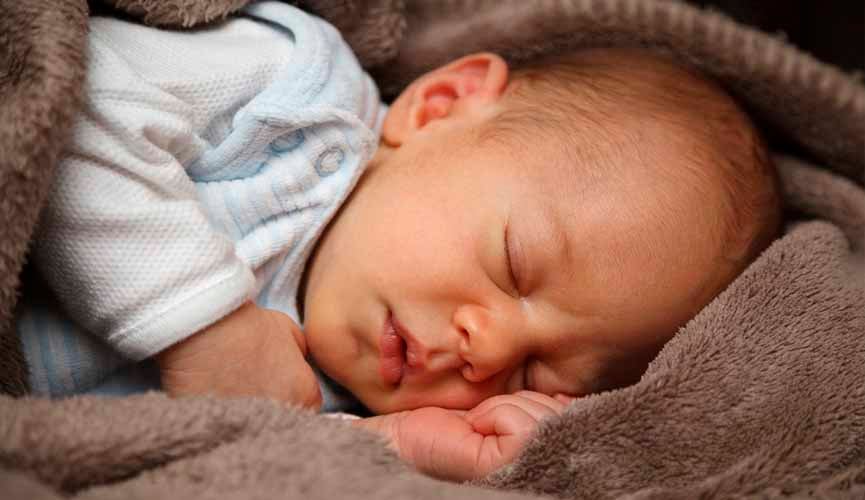 bebê deitado em coberta