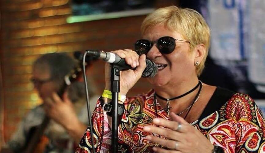 Arlete é conhecida por fazer tributos a Cássia Eller (Foto: Reprodução/Facebook)