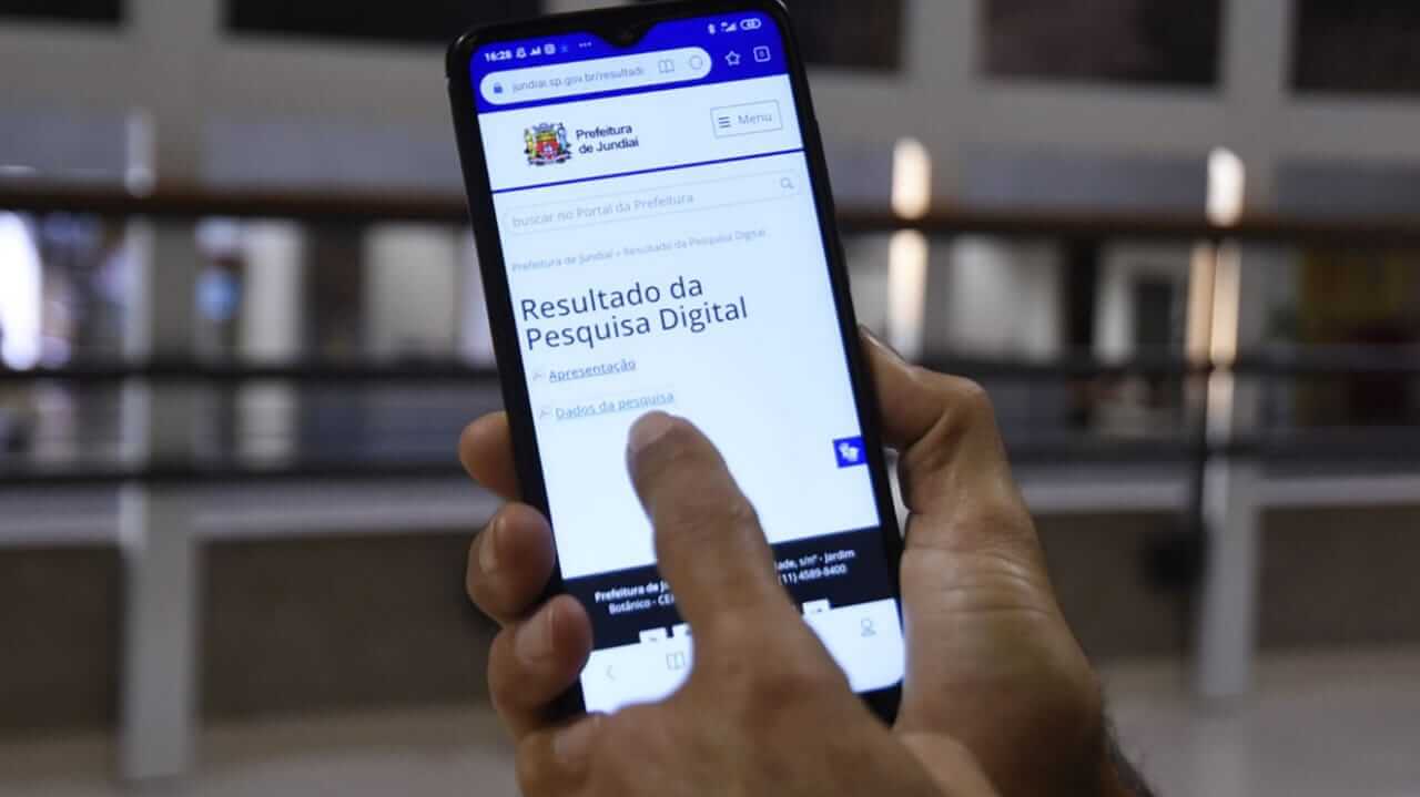 Celular com site da Prefeitura de Jundiaí na tela