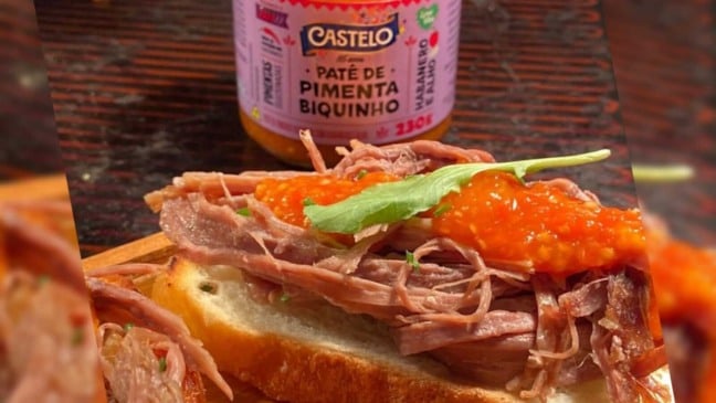 Lanche com patê de pimenta ao fundo