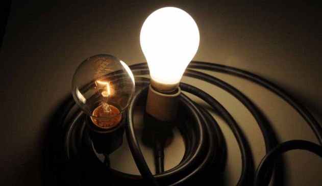 duas lâmpadas, sendo uma acesa, com fios ao redor