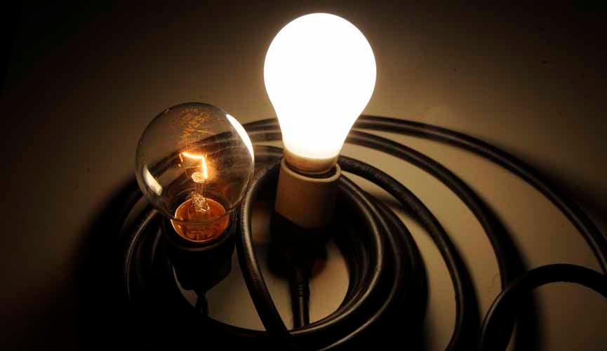 duas lâmpadas, sendo uma acesa, com fios ao redor