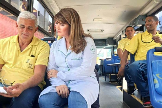 Coordenadora do Bom Motorista, Tânia, orienta na coleta de dados e sobre importância da dieta saudável. Foto: Prefeitura de Jundiaí