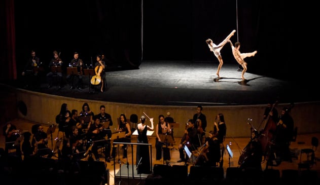 Apresentação no palco do teatro polytheama, com orquestra abaixo do palco e dançarinos no palco