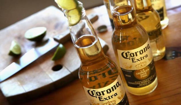 Corona adere campanha contra poluição do mar e distribui cerveja