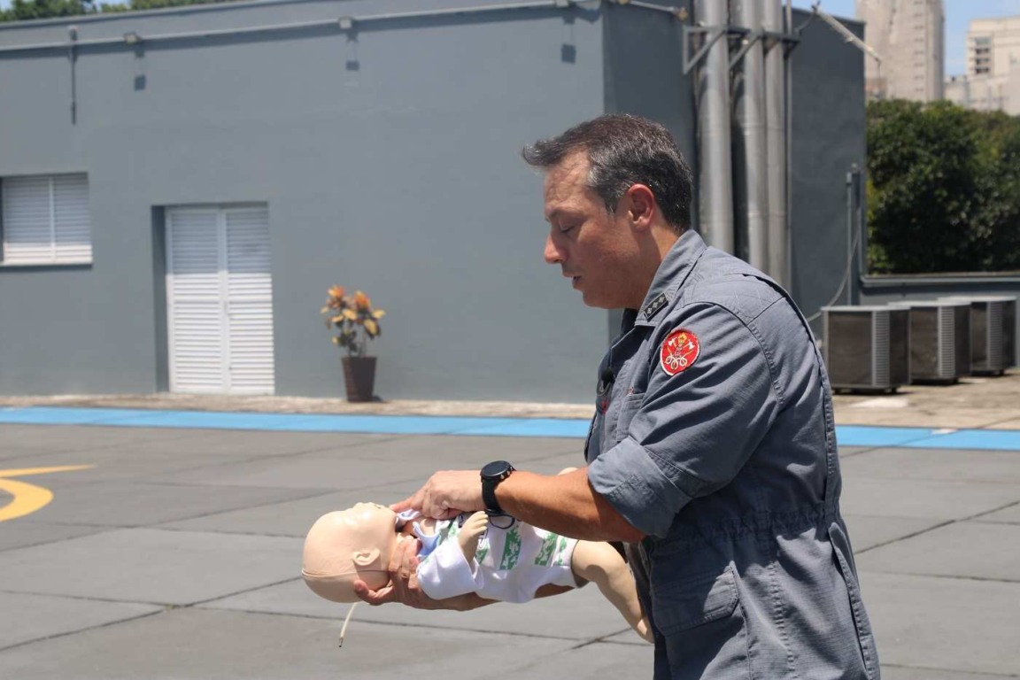 Bombeiro de SP simulando atendimento de desemgasgo em um boneco Bombeiro de SP simulando atendimento de desemgasgo em um boneco