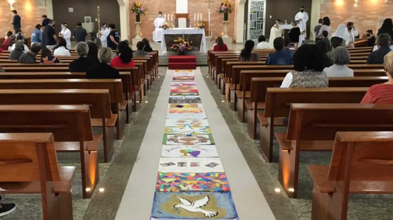 Tapete com cartazes durante missa em Jundiaí