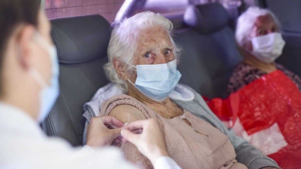 Idosa sendo vacinada em Jundiaí