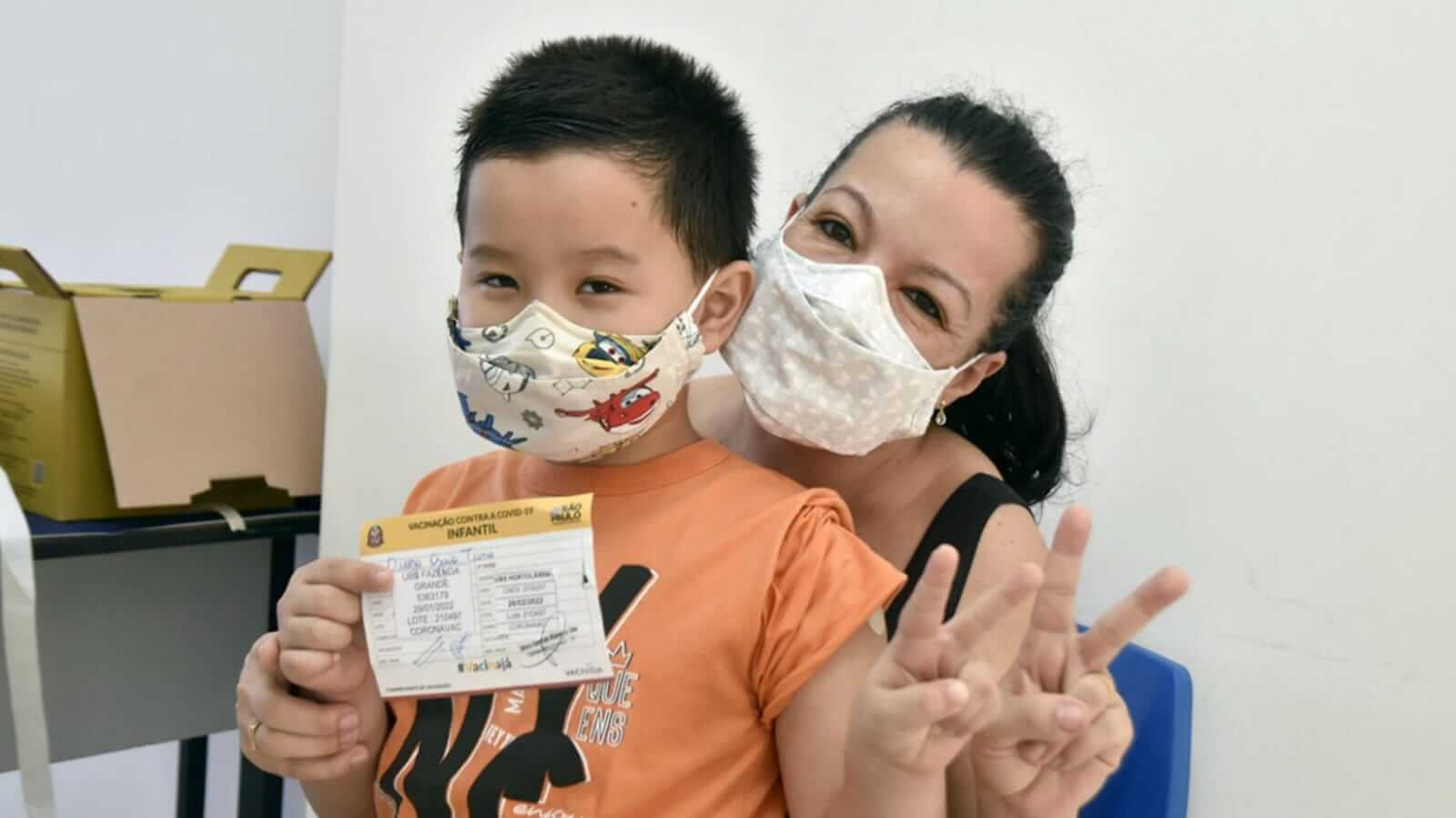 Mãe e filho em vacinação contra Covid