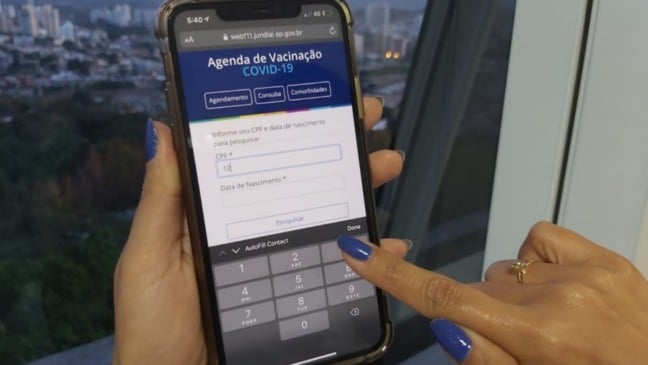Celular com página da Prefeitura de Jundiaí