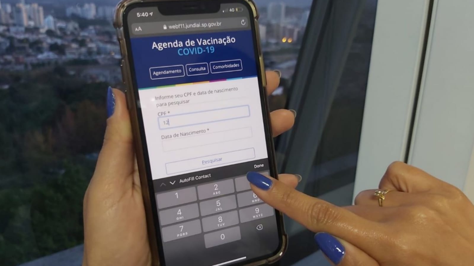 Celular com página da Prefeitura de Jundiaí