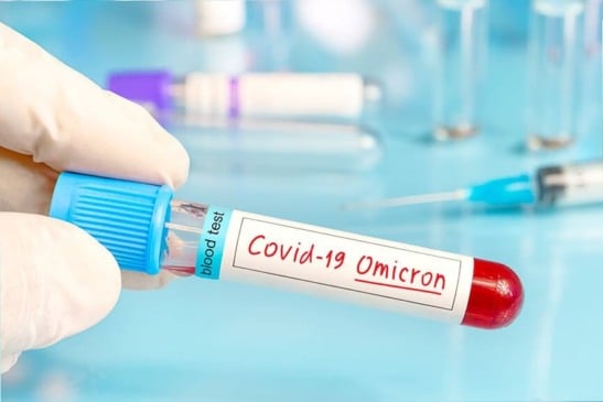 Pessoa segurando tubo de ensaio