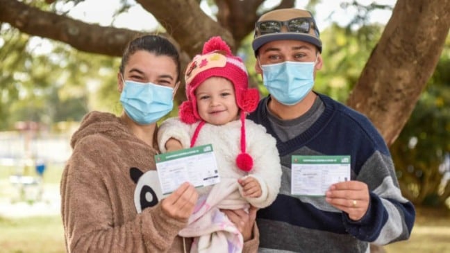 Com a filha Clara, casal Gleise e Jeferson comemoraram a vacina em família