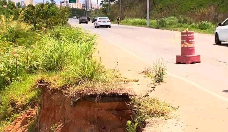 Cratera surge em trecho da marginal do Rio Jundiaí e gera preocupação