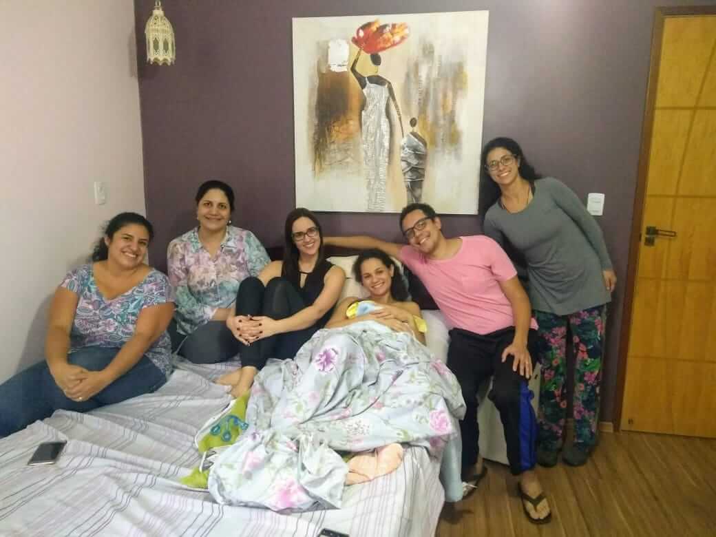 Da esquerda para a direita: doula Tatyara, Dra. Camila, enfermeira obstétrica Nelly, doula Carol (Foto: Arquivo Pessoal)