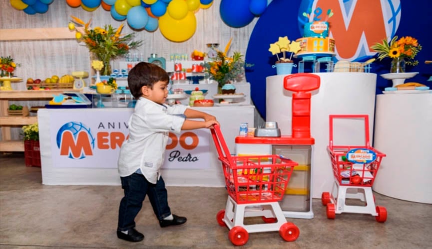 Criança apaixonada por supermercado ganha festa de aniversário temática
