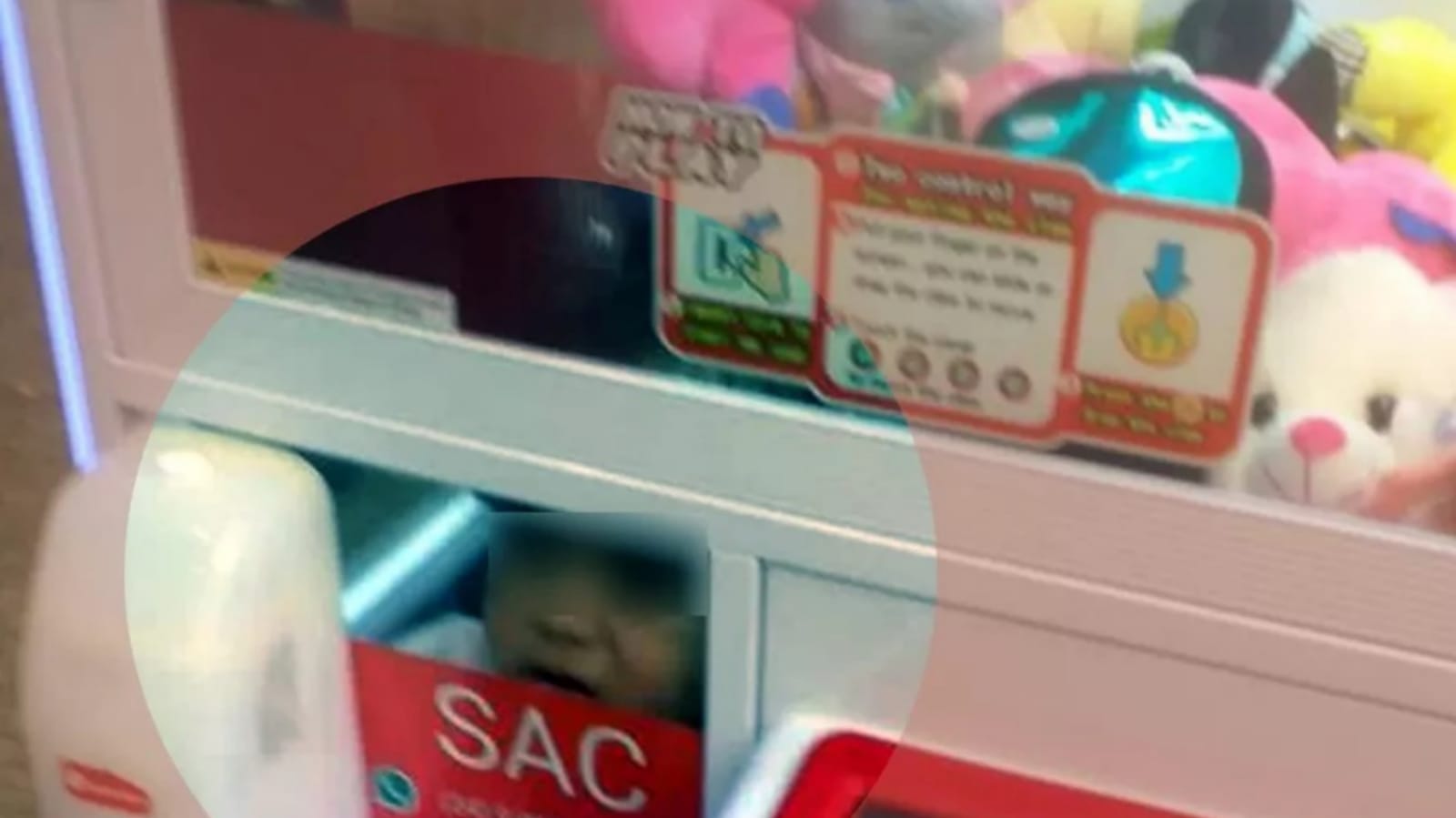 Menina presa em máquina de shopping