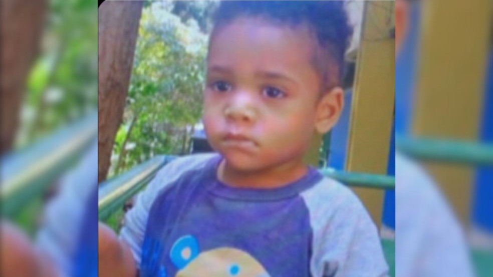 Criança de 2 anos morre após ser esquecida em van escolar por mais de sete horas Criança de 2 anos morre após ser esquecida em van escolar por mais de sete horas