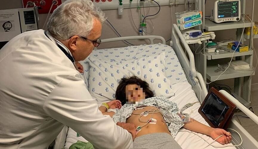 Criança de 8 anos sofre intoxicação ao brincar com slime