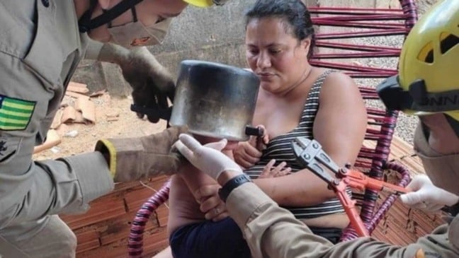 Bombeiros tiram panela de pressão presa em cabeça de criança