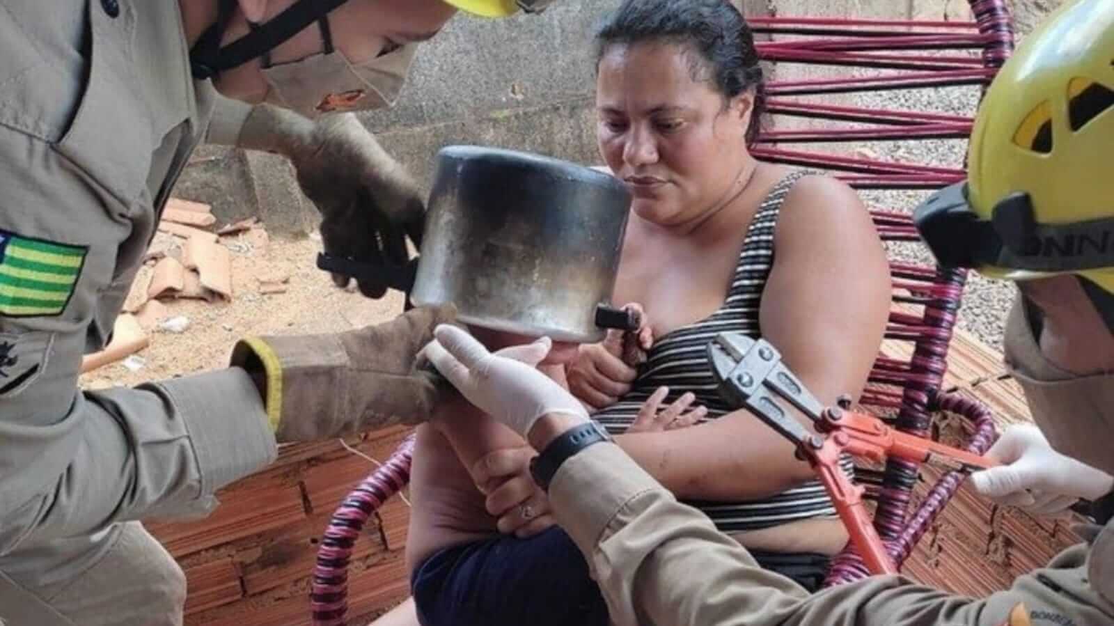 Bombeiros tiram panela de pressão presa em cabeça de criança