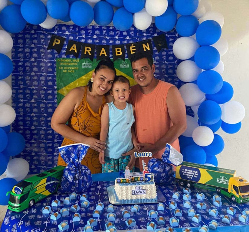 Criança ganha festa de aniversário com tema da Havan