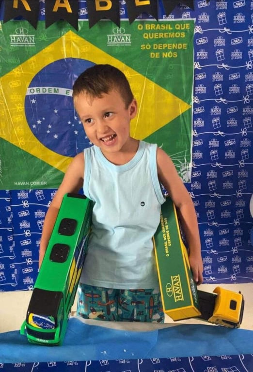 Criança ganha festa de aniversário com tema da Havan