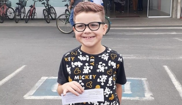 Criança transgênero de oito anos adota nome social no RG