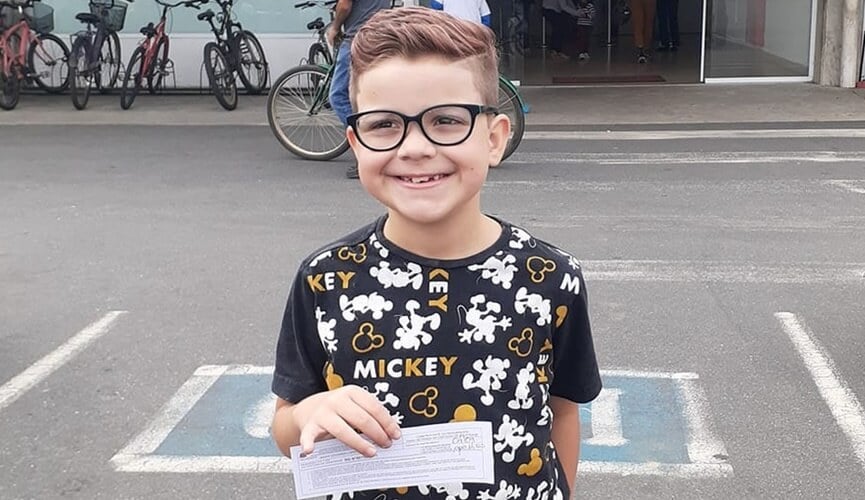 Criança transgênero de oito anos adota nome social no RG