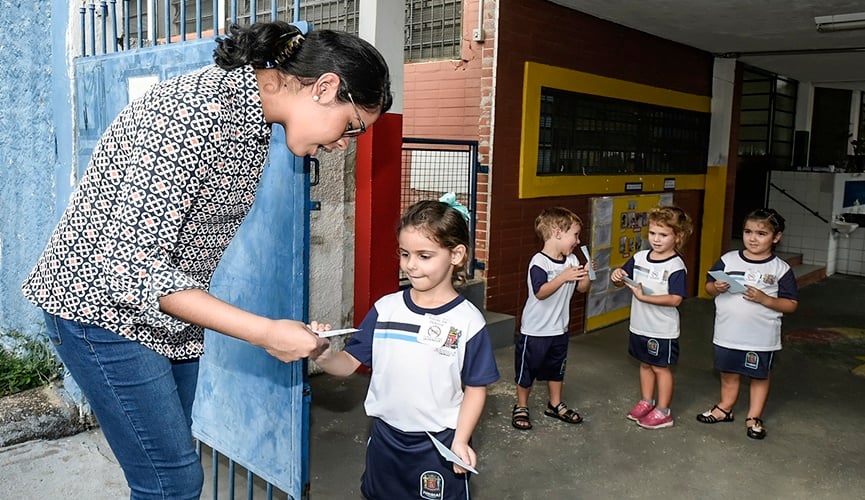 Crianças aprendem eliminar o mosquito da dengue na escola