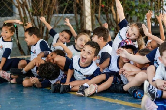 Crianças do Ensino Infantil de Jundiaí participando de atividades na quadra da escola