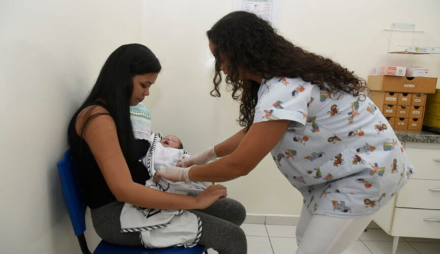 Crianças devem receber a segunda dose da vacina contra gripe