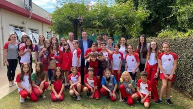 Gestor de Jundiaí e alunos de escola particular